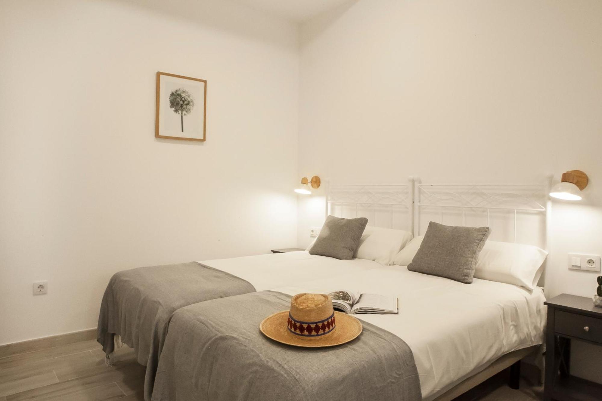 Apartamentos Rg Hospital Valme Sevilla Eksteriør bilde